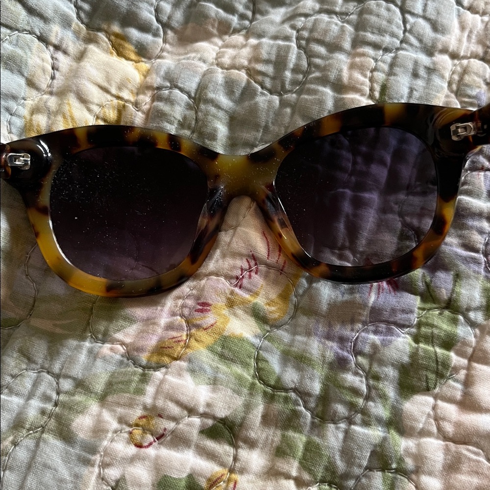 Kensie Tortoiseshell Sunglasses in Original Clamshell Case Cat-Eye Style